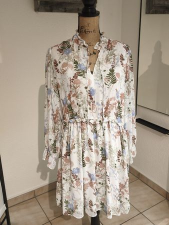 Kleid Manor Grösse 44 geblümt mit Rüschen am Kragen