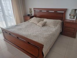 Elegantes Bettgestell aus Holz mit Lattenrost 🛏️