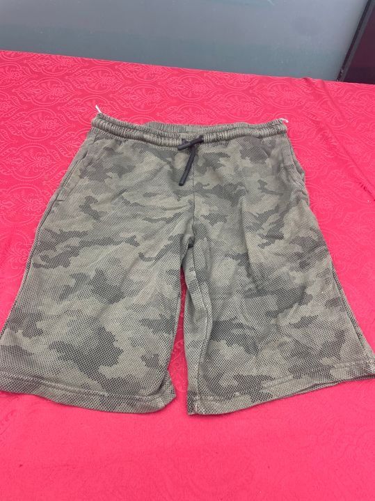 C&A Hosen: Kinder Junge Shorts Militär 158 – Gebraucht aus Bergdietikon von antovale