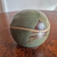 Kleine Vintage Keramikvase, grüne Kugel, Handarbeit.