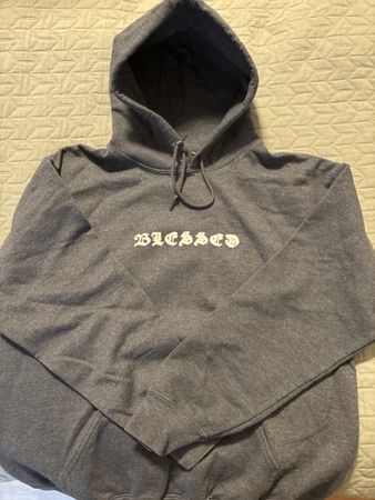 Grauer Hoodie mit coolem Print — Grösse L — perfekt für den 