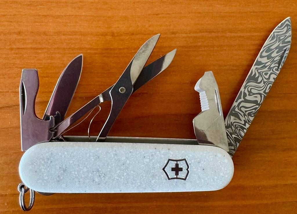 Coltelli tascabile: Couteau Victorinox Damast 2025 – Nuovo e nell'imballaggio originale da Hauterive NE venduto da hy644g 1