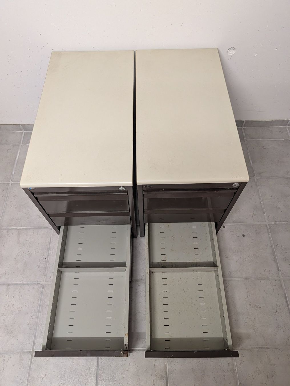 Lista Eléments de bureau: 2 Lista  Korpus braun 3 Schubladen gebraucht 80x42x60 – D'occasion à Niederweningen par allesmussweg124 4