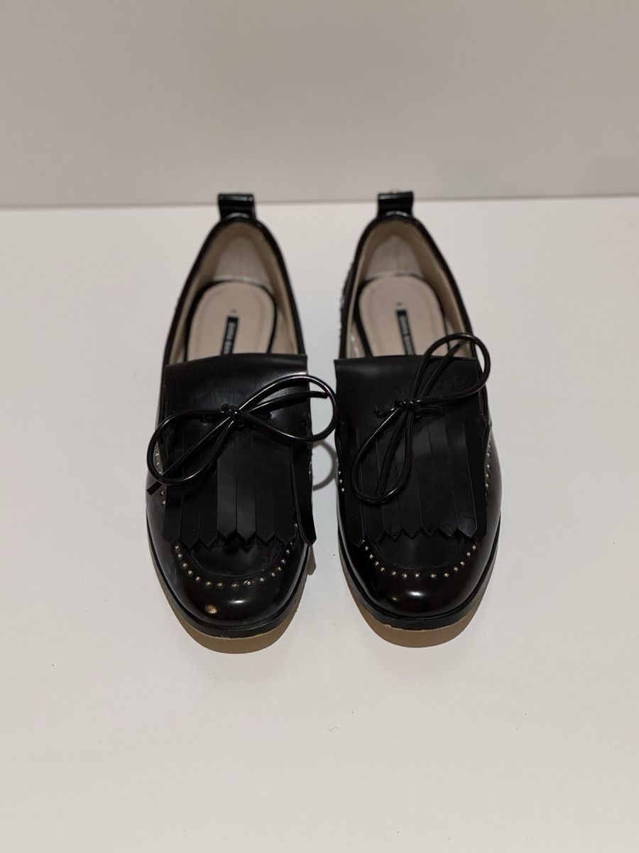 Zara Chaussures femmes: Schicke schwarze Lack-Loafer – D'occasion à Glattpark par Kleider_shop
