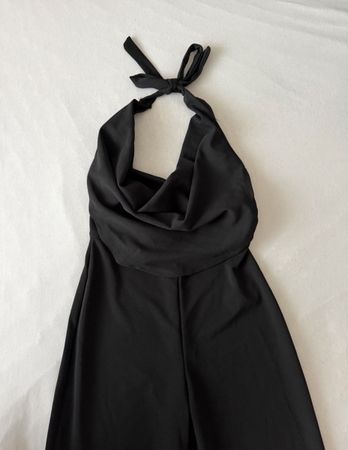 Schwarzer Neckholder Jumpsuit
