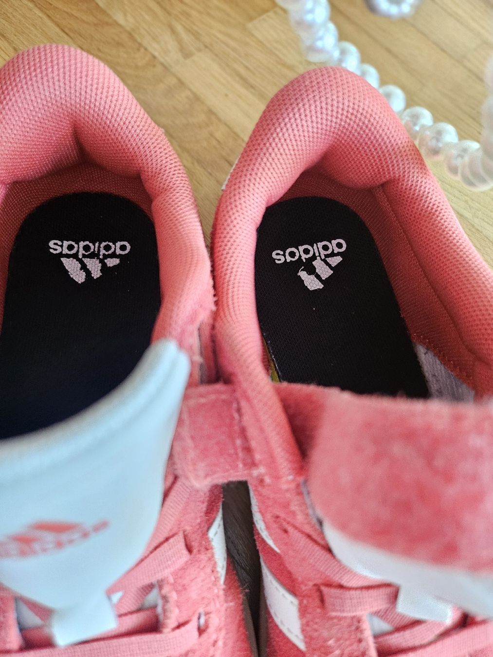 Adidas Herrenschuhe: NEUE Adidas Kinder Turn- oder Hallenschuhe Gr. 30.5 Coralrot – Neu und originalverpackt aus Rapperswil SG von dslemer 2