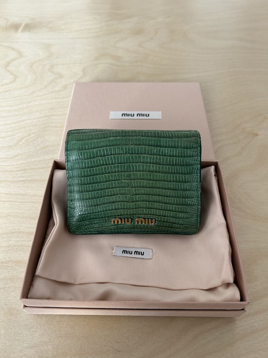Miu Miu Portemonnaies: Porte monnaie Miu Miu vert émeraude  – D'occasion à Lausanne par liu7