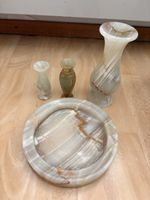 Lot de 3 vases et 1 plateau en onyx état correct