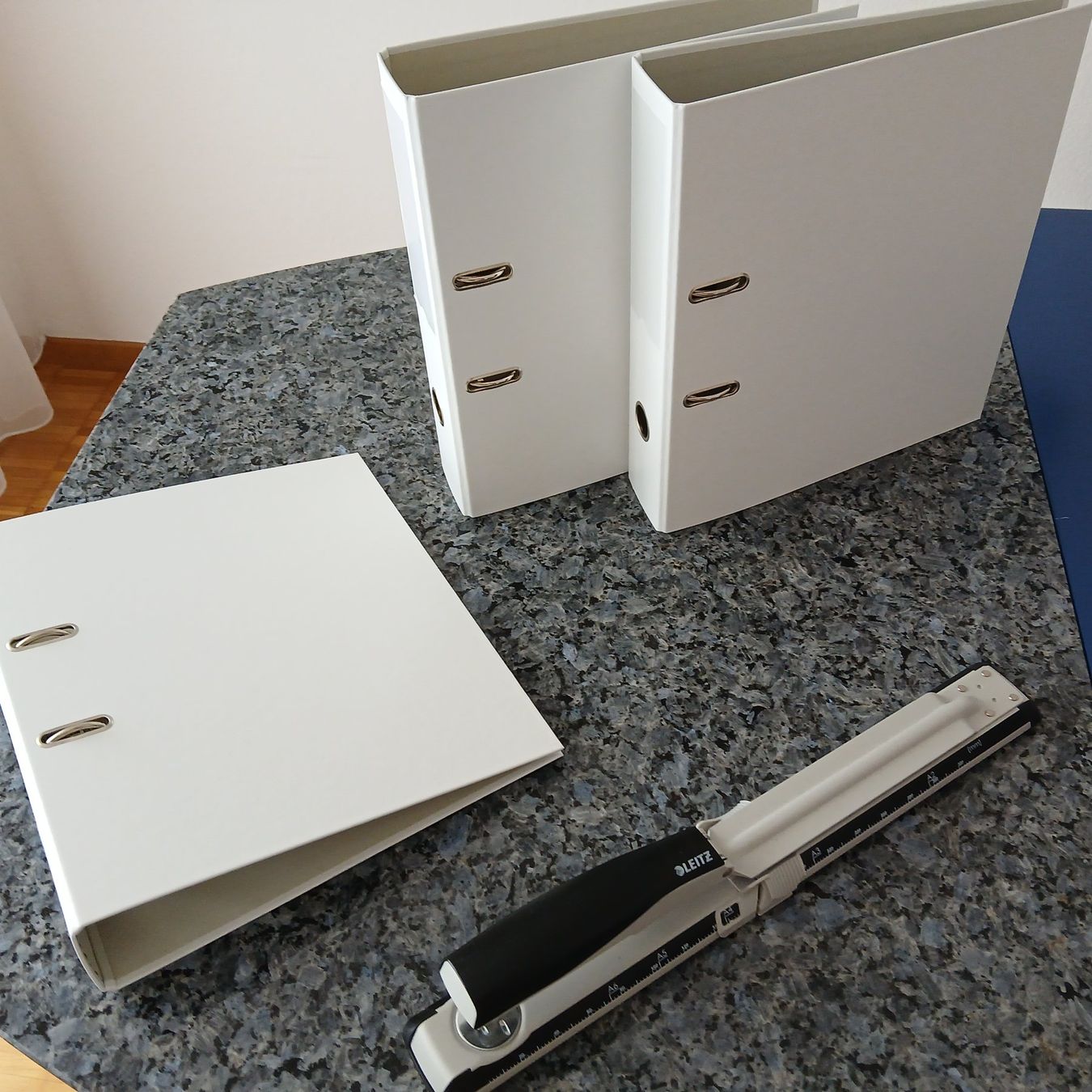 Raccoglitori: Leitz Heftgerät / 3 Ordner weiss – Usato da Safenwil venduto da SilverDesign 3
