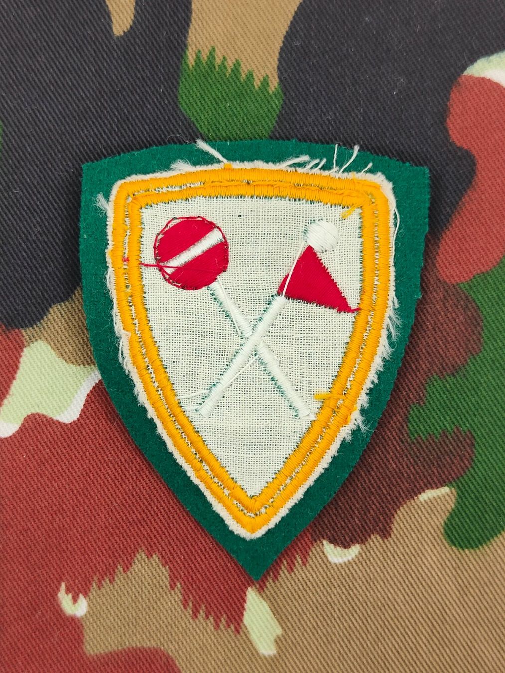 Schweizer Armee Plaketten & Abzeichen: Funktionsabzeichen Zeigerchef mit Auszeichnung – Gebraucht aus Bauma von SwissMilitaria 1