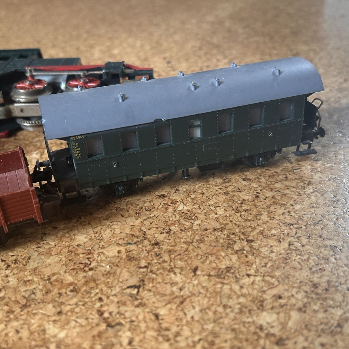 Modellini di ferrovie: Dampflok und 2 Güterwagen, alt – Usato da Laufen venduto da Bellavitaboom 3