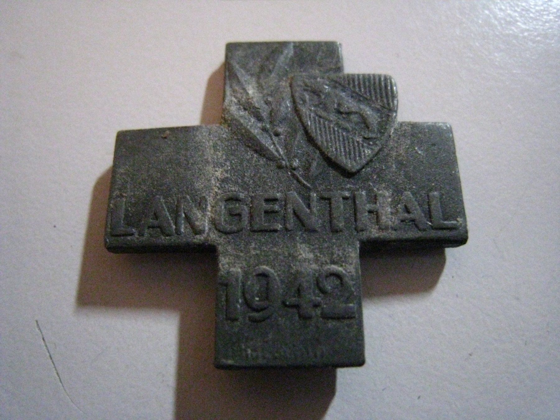 Placchette & Badge: Langenthal Abzeichen Kreuz 1942 – Usato da Aarwangen venduto da Pinsel7890