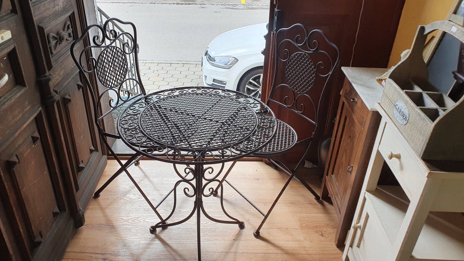 Set de table et chaises: Schönes Gartentischli mit 2 Stühlen – D'occasion à Flawil par Naphtali 6