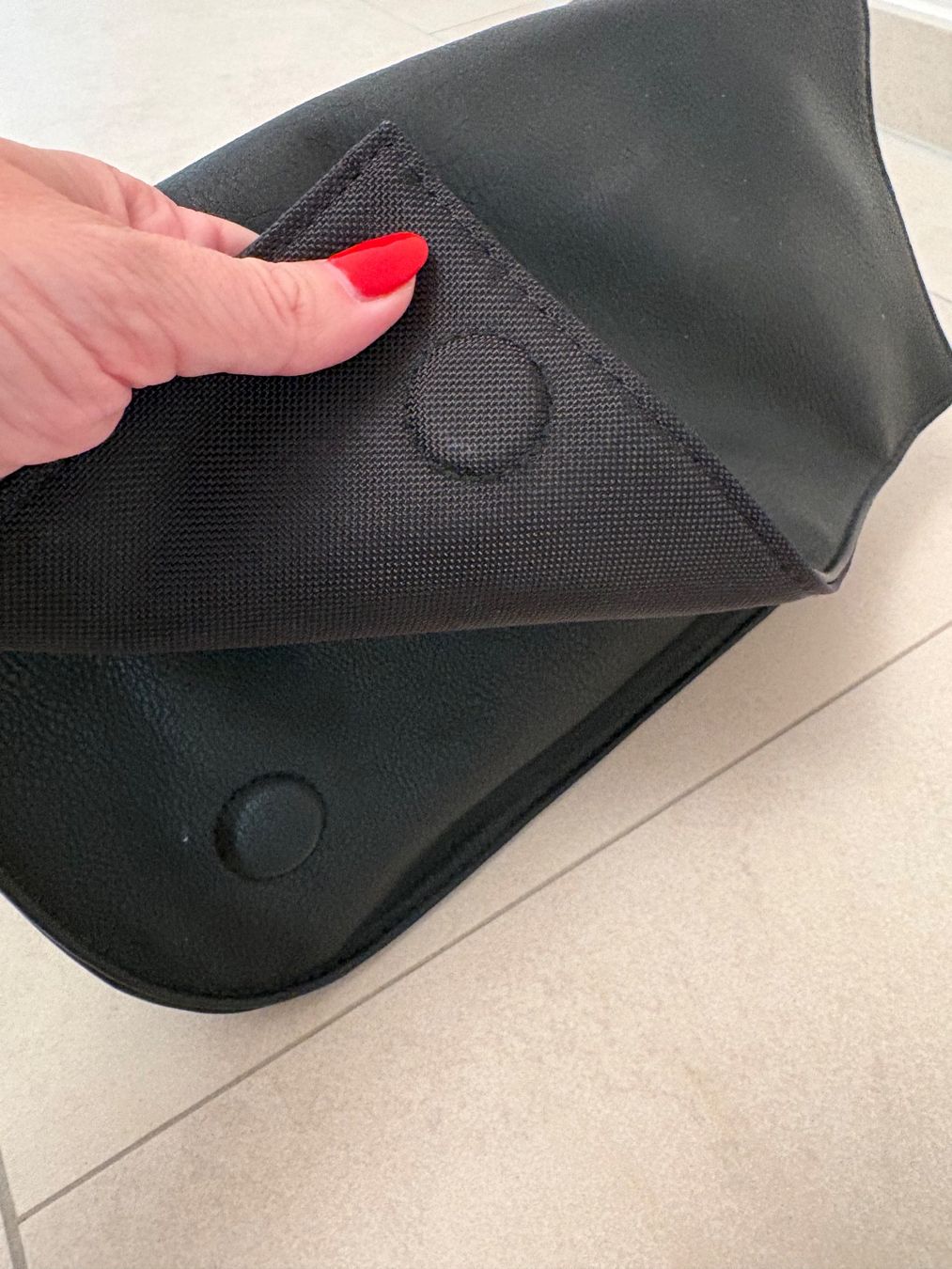 GHD Custodie per cosmetici: GHD Schwarzes Necessaire Damen heat resistent – Usato da Basel venduto da Tierschutz-Flohmi 3