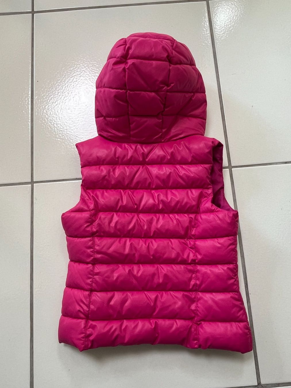 Benetton Sonstige Mädchenkleider: Wattierte Weste mit Kapuze / Benetton / 120cm – Gebraucht aus Oberrieden von mcl_g5vk 1