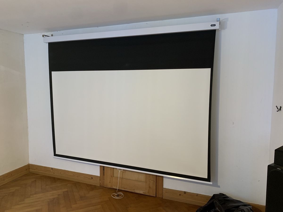 Heimkino: Filmleinwand – Gebraucht aus Waldenburg von enrico65