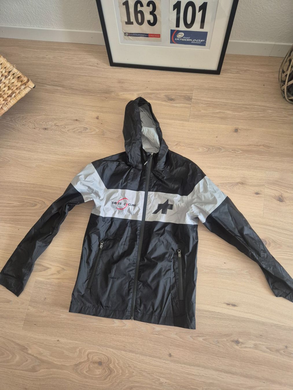 Assos Canottiere & Pantaloni: Regenjacke Swiss Cycling – Nuovo (secondo la descrizione) da Steinhausen venduto da des_zv87