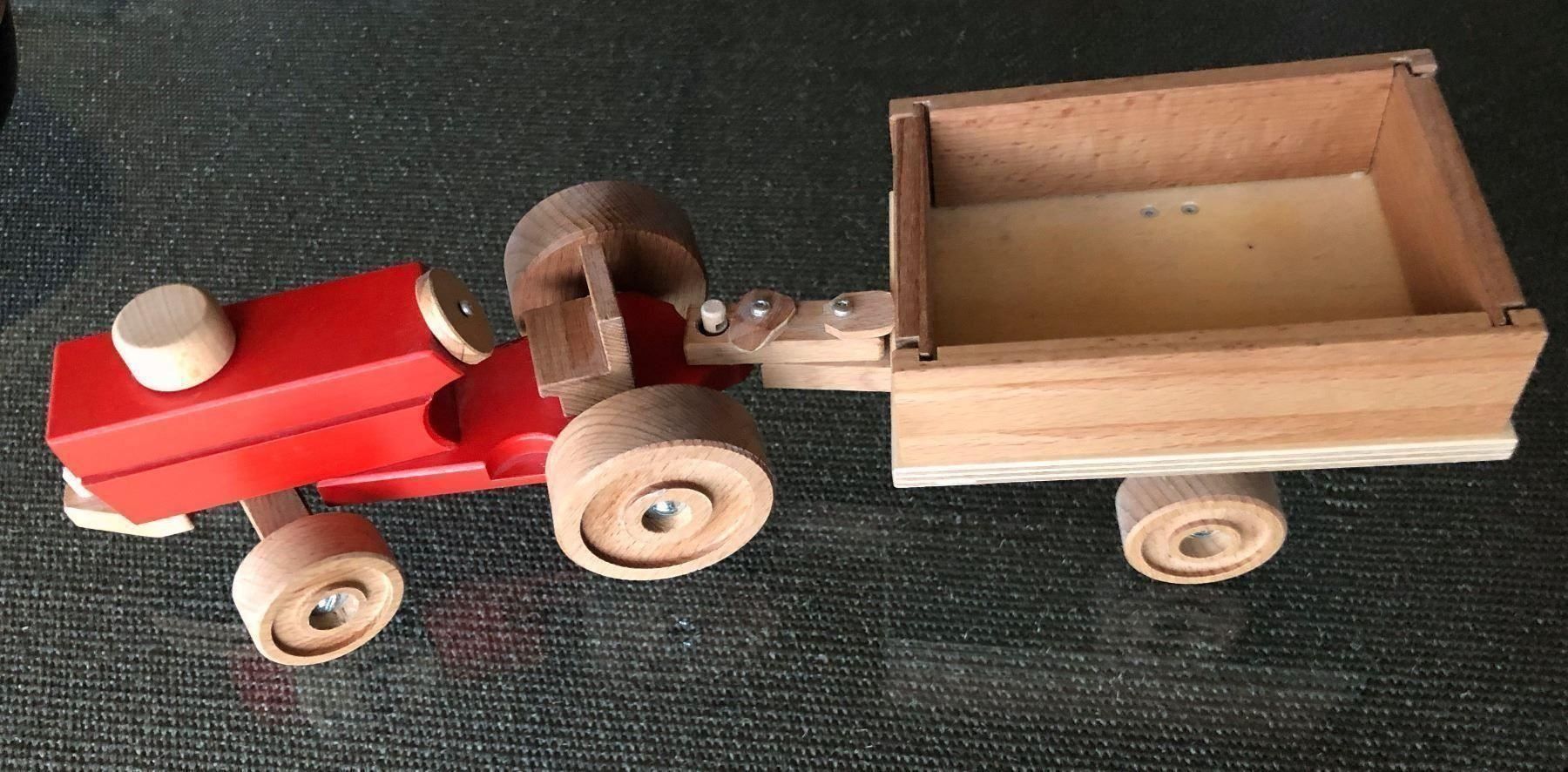 Spielzeuge: Holz Traktor mit Anhänger – Neu (gemäss Beschreibung) aus Hergiswil NW von Xrv