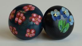 2 Korkzapfen, Blumen, geschnitzt
