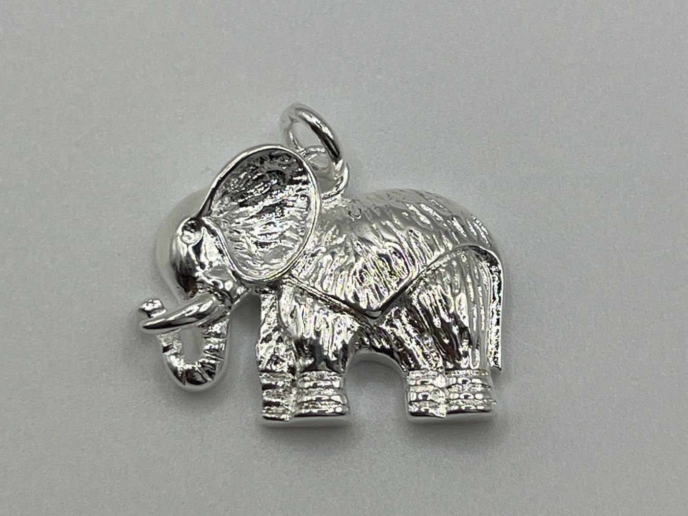 Pendentifs: Pendentif éléphant en Argent 925 – D'occasion à Praz (Vully) par VVSWISS