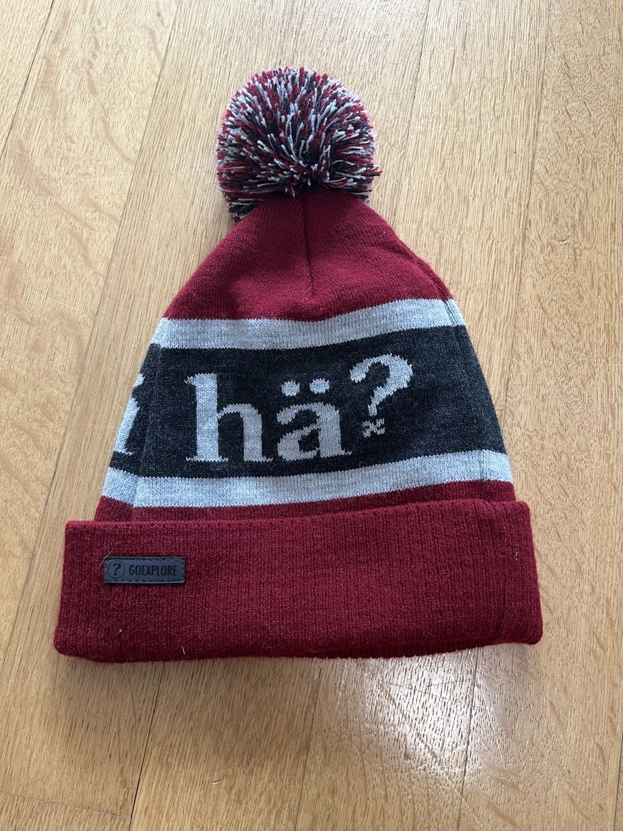 Hüte, Mützen & Caps: Bonnet HAE rouge et gris avec ponpon – Gebraucht aus Bern von pie_mdk2