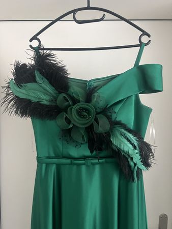 Grünes Abendkleid mit Federn - Ein echter Hingucker!