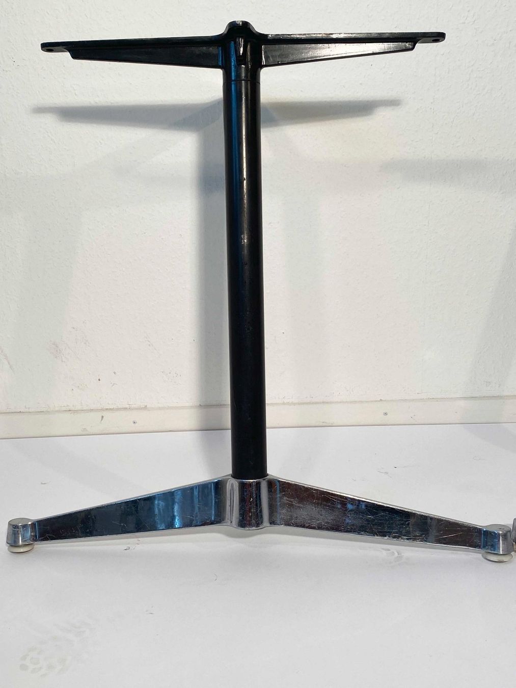 Eames Tables: Paar Design Vitra Eames Tischbeine – D'occasion à Beringen par Kultgut 2