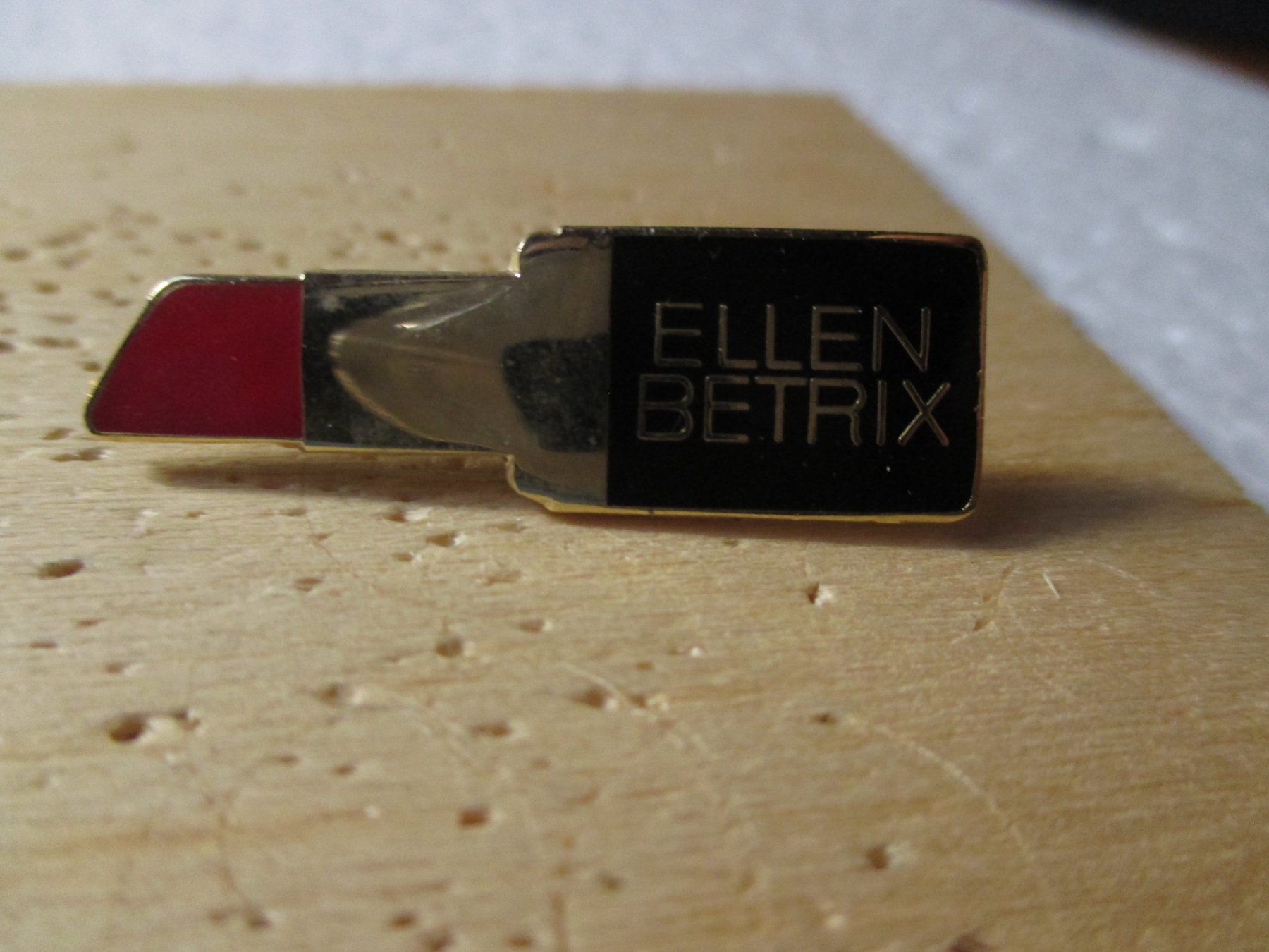 Placchette & Badge: Ellen Betrix Lippenstift Pin – Nuovo (secondo la descrizione) da Felsberg venduto da sanwill