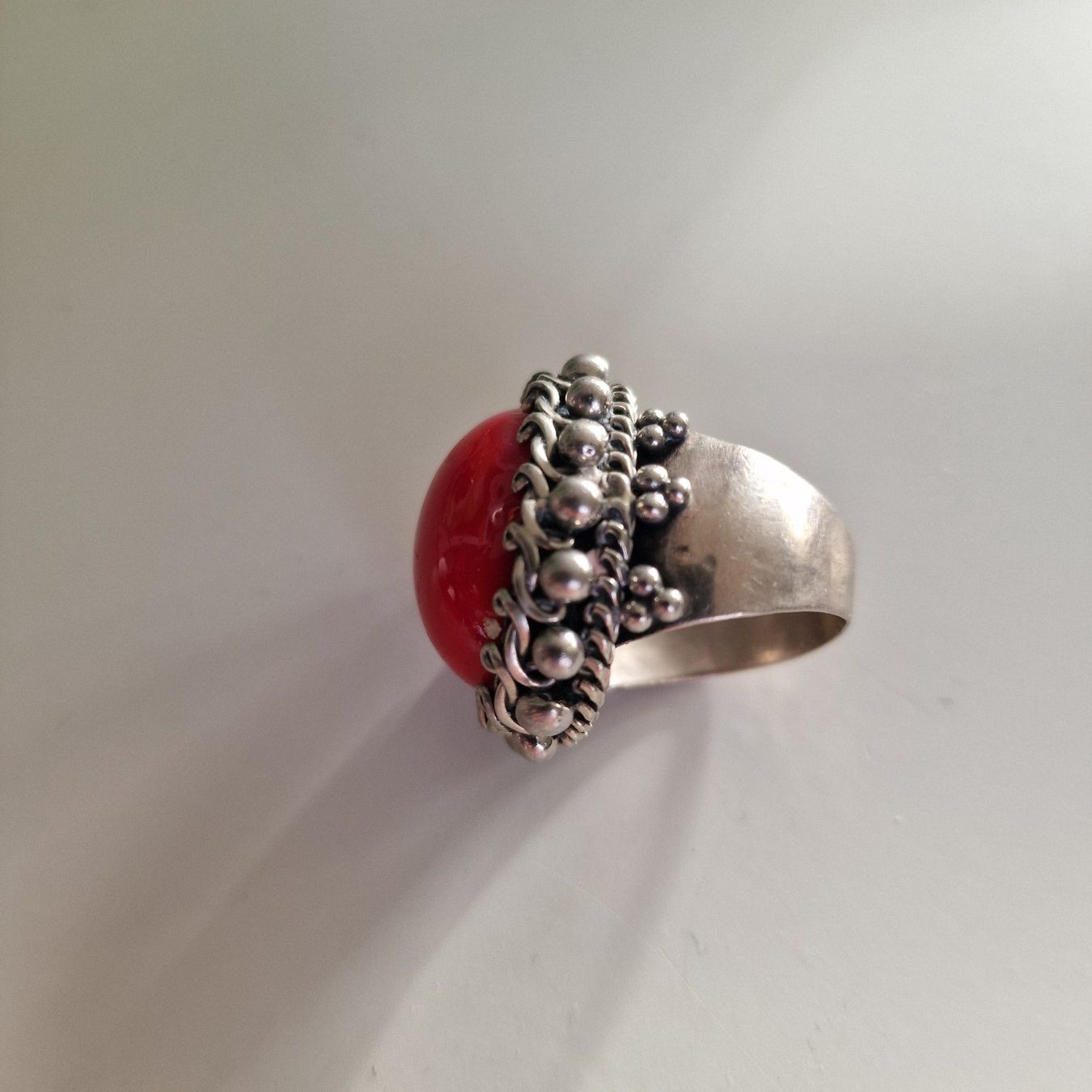 Anelli: Antiker Ring mit Korallenstein, mit Stempel – Usato da Birr venduto da sen_8djr 7