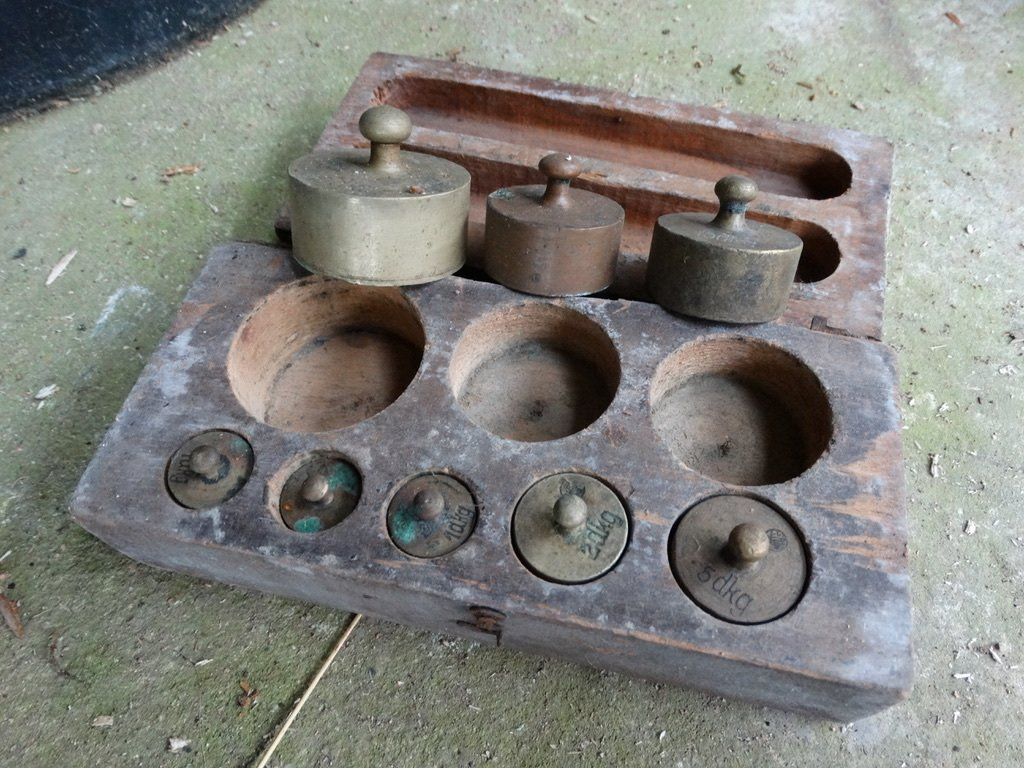 Waagen und Gewichte: antikes Set Gewichtssteine Messing? in Holzbox Gewichte – Gebraucht aus Grossaffoltern von Bessy202 2