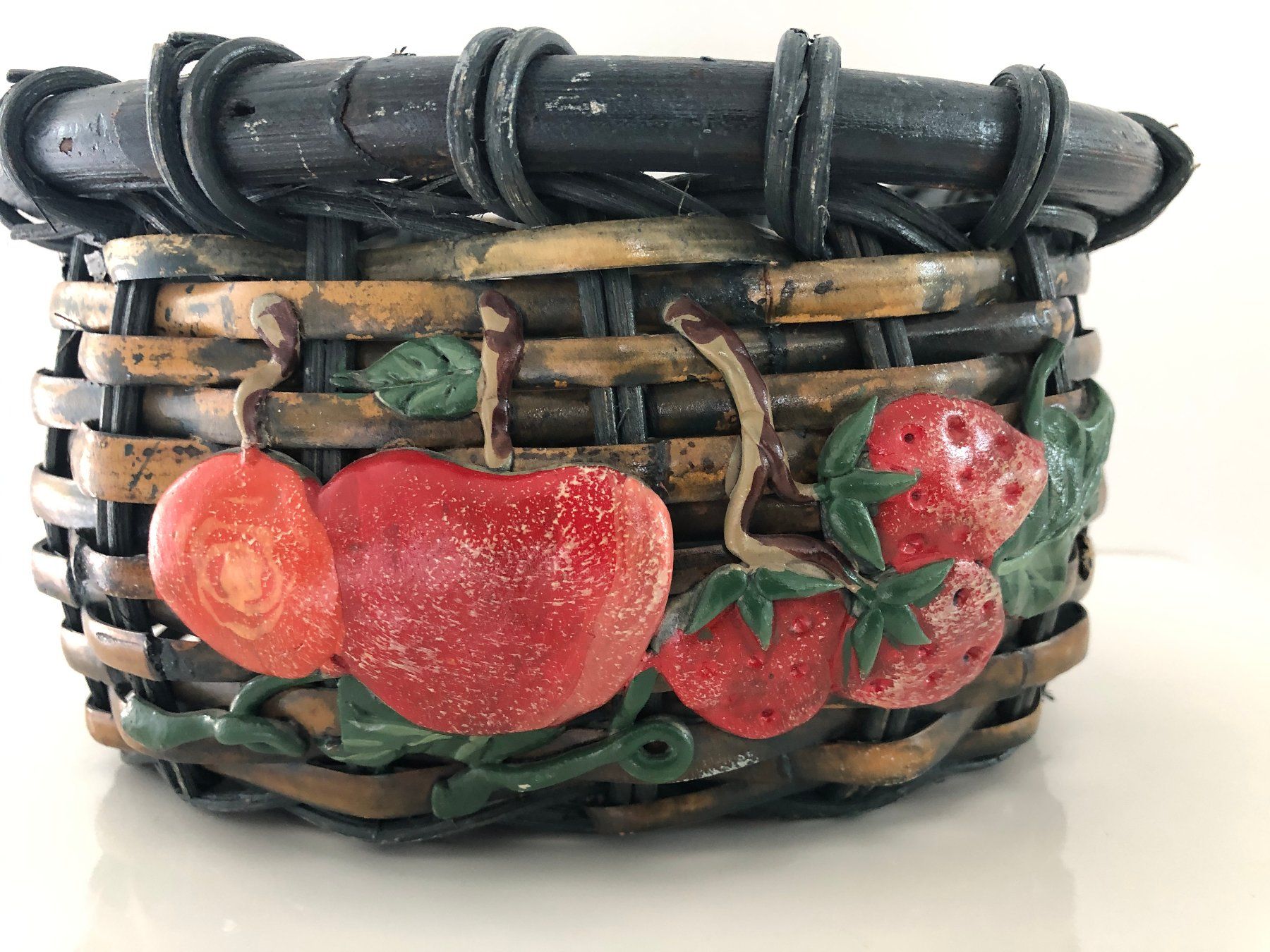 Sonstiges für Haushalt & Wohnen: Weidekörbchen mit applizierten Früchten – Gebraucht aus Balzers von Bastlerherz 1