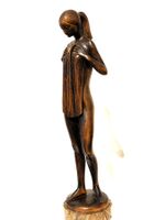 Holzstatue einer jungen Frau