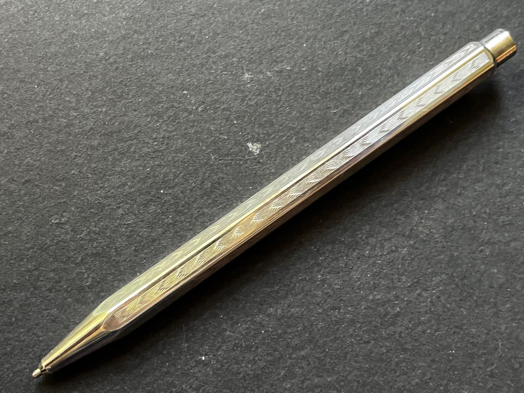 Caran D'Ache Penna & Evidenziatori: Caran d’Ache Ecridor Roller Chevron versilbert OHNE – Usato da Zürich venduto da FV.vintage 2