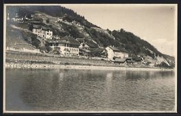 AK Tüscherz, Blick vom Wasser zum Ort
