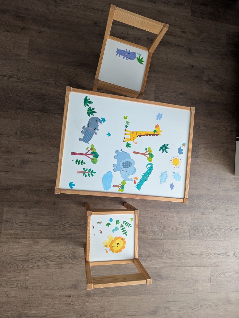 Set di tavolo e panche: Table enfant et 2 chaises en bois – Usato da Brügg BE venduto da Bidou44