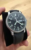 MONDAINE Day-Date Swiss-Made (Quartz / 43 mm) - M+Watch, Uhr