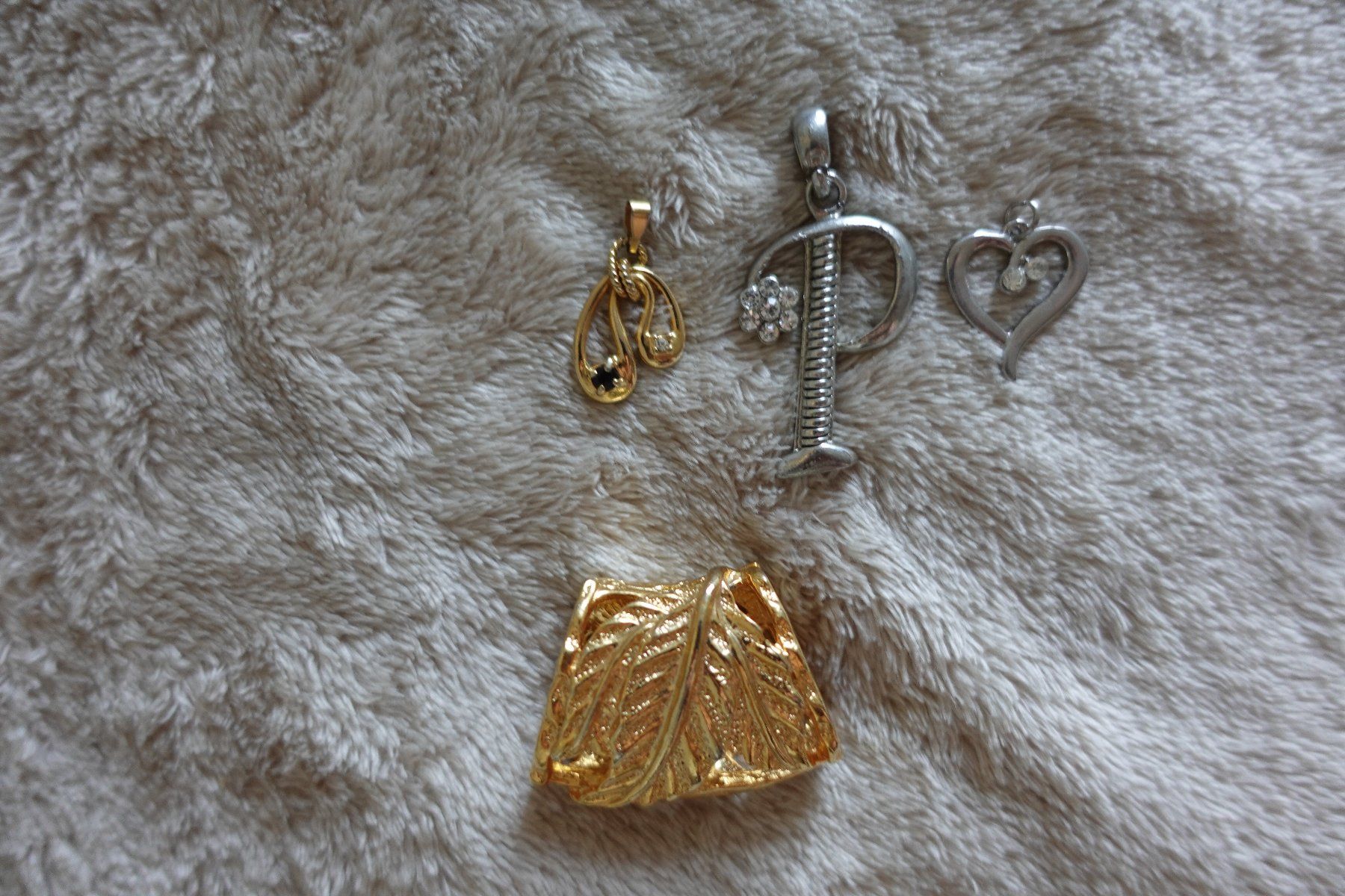 Autres bijoux: 1 schönes 25 teiliges Modeschmuck Set – D'occasion à rorschach par Babsi64 3