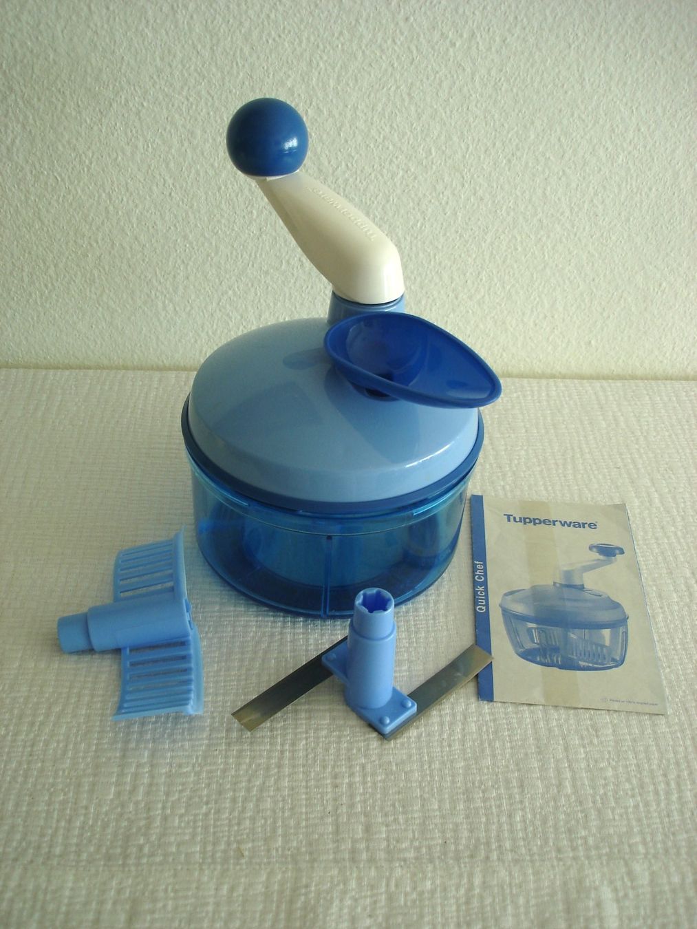 Tupperware Elettrodomestici da cucina: Tupperware Quick Chef Blau mit praktischer Kurbel – Usato da Regensdorf venduto da anna059