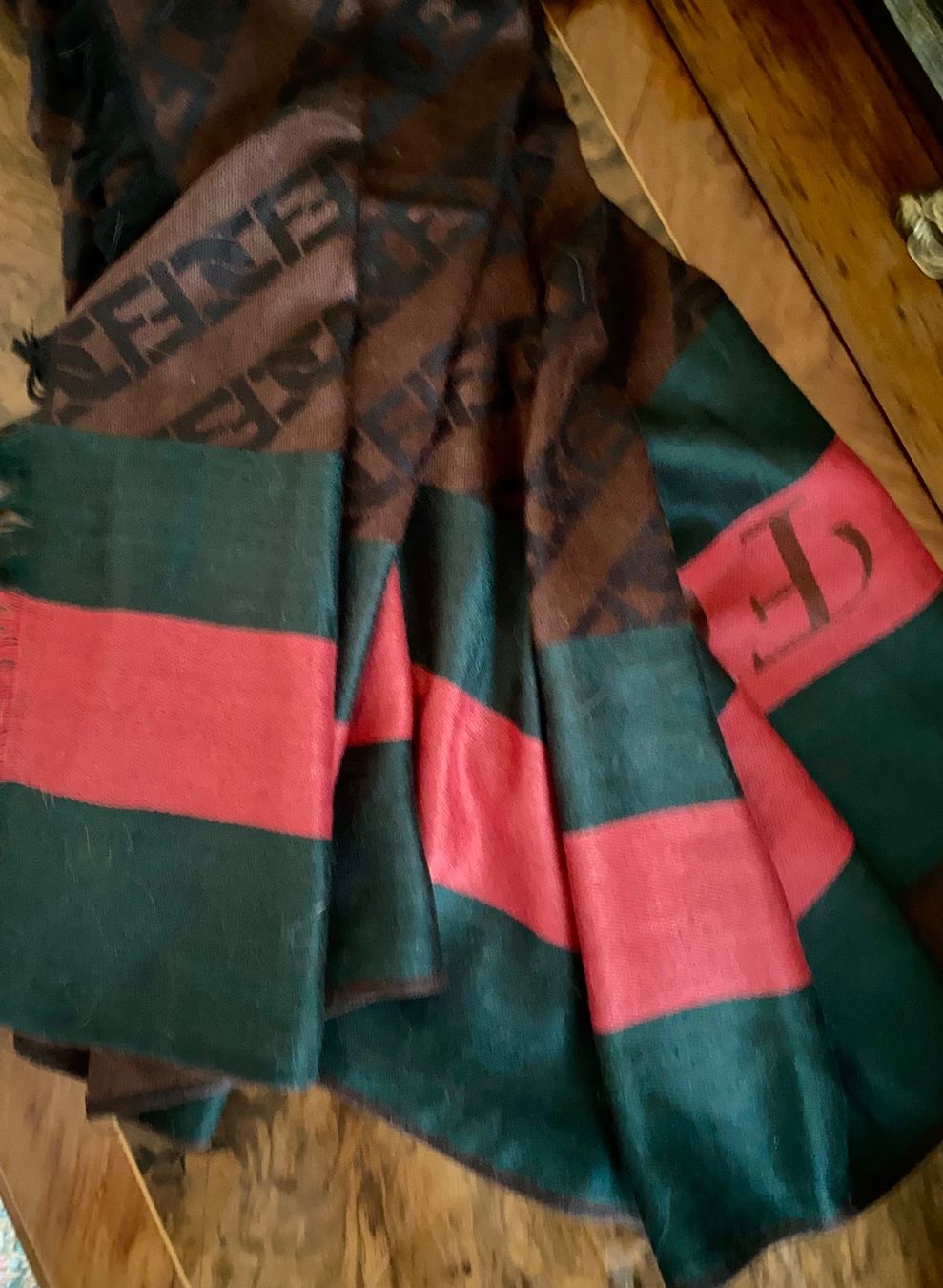 Foulards, Tücher & Schals: Grosser Schal mit Logo – Neu (gemäss Beschreibung) aus Zürich von Sol65