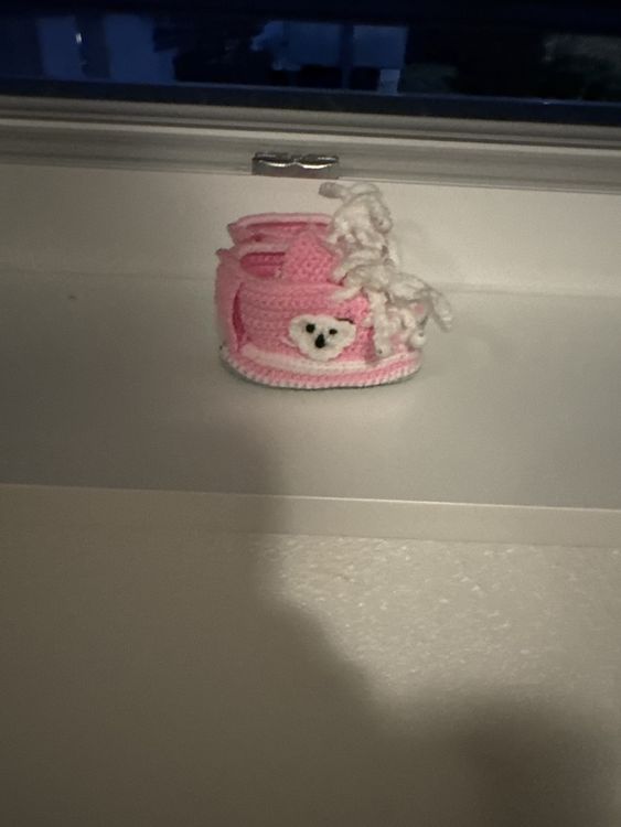 Schuhe für Jungen: Gehäkelte Babyschuhe, Grösse unbekannt, Rosa/Weiss, Neu – Neu und originalverpackt aus Schaffhausen von Sems03