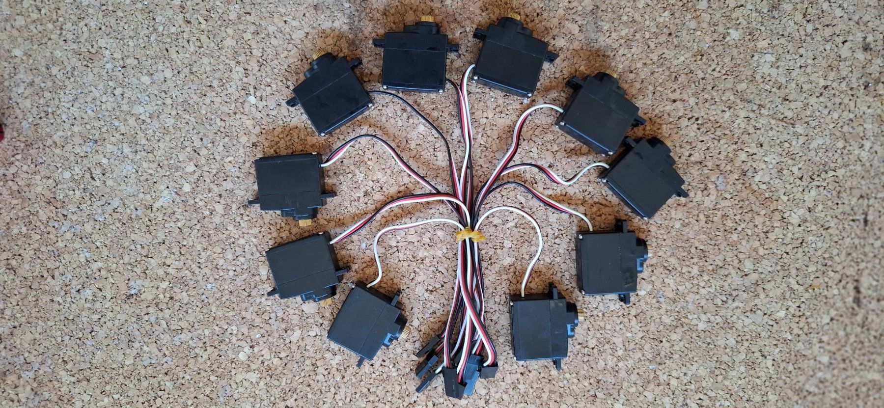 Modellismo RC: 10 Analog Servos XT1171 Metallgetriebe – Usato da St. Margrethen SG venduto da jos_hsc8