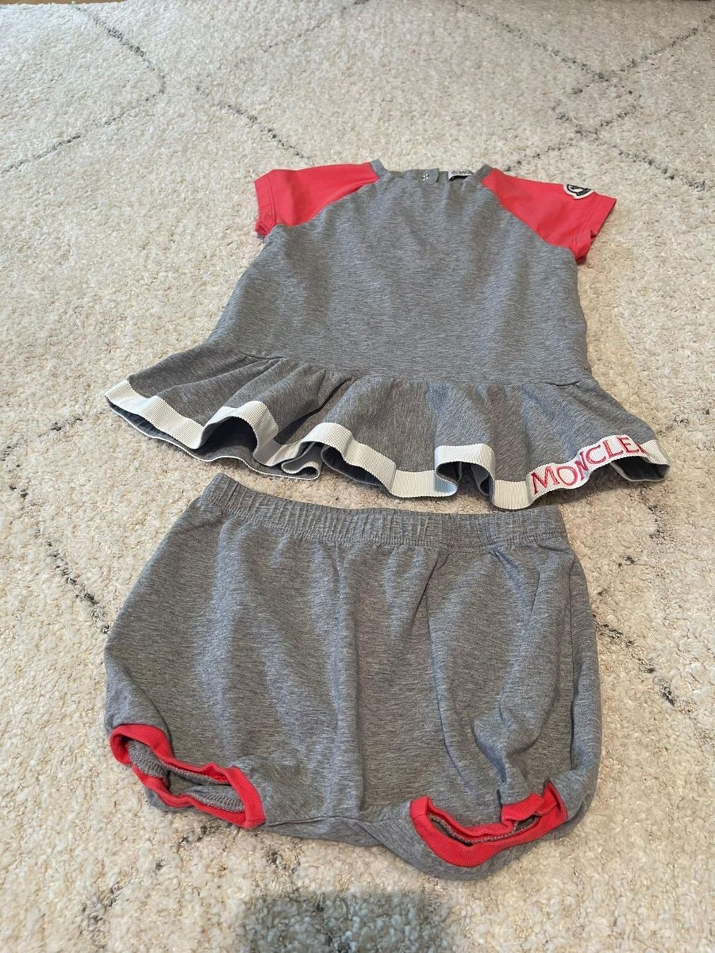 Camicie, Top & T-shirt: Moncler Baby Tshirt and Short 12/18M – Usato da Zürich venduto da Bybyana
