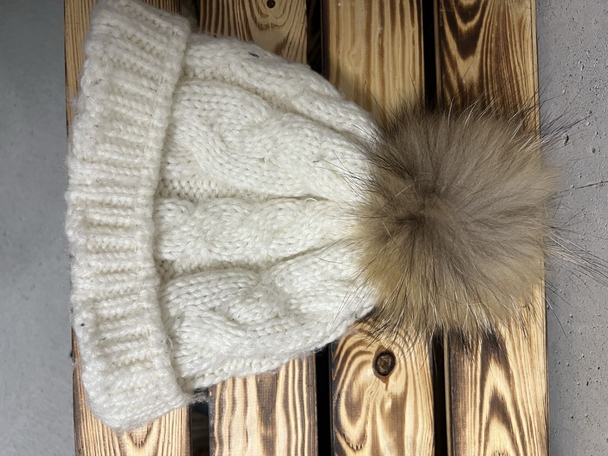 Chapeaux, bonnets & casquettes: Winter Strickmütze Creme mit Bommel – D'occasion à Urdorf par ines.tr96