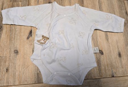 Baby Wickelbody weiss mit Bärenmuster Grösse 50/56