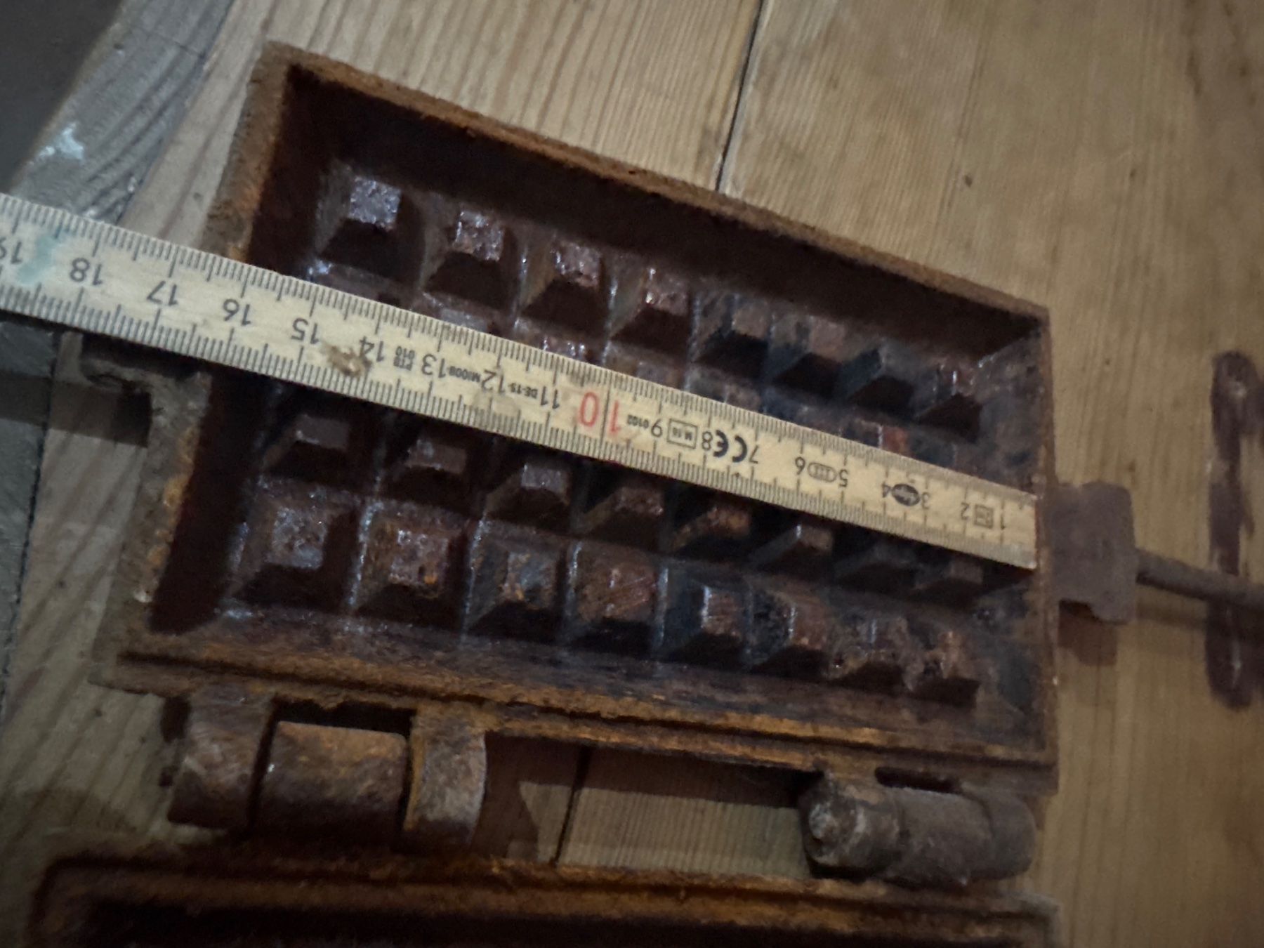 Teglie da forno: Gaufrier ancien en fonte – Usato da Lajoux JU venduto da Briard0 2
