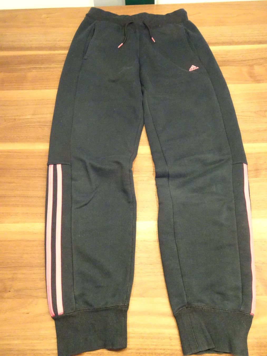 Adidas Pantaloni: Mädchen-Trainerhose Adidas Gr. 164 Sweat – Usato da Muotathal venduto da Imanu04