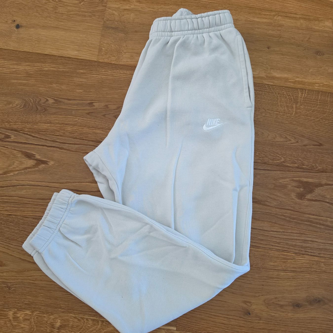 Nike Hosen: Nike Jogginghose hellgrau Grösse L gebrauchter Zustand – Neu (gemäss Beschreibung) aus Gammen von home_brocki