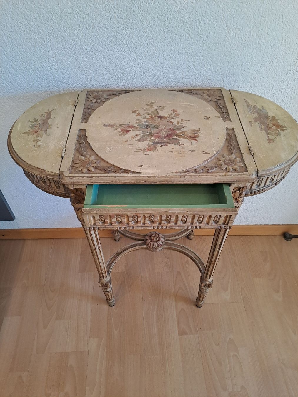 Tavoli: Antiker Beistelltisch / Nähtisch mit Schublade – Usato da Gondiswil venduto da Antiquitas... 1
