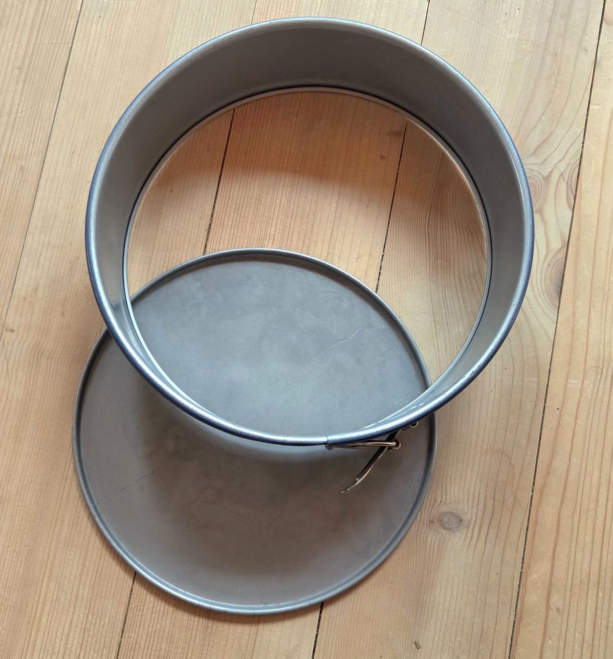 Migros Teglie da forno: Kuchenform/Backform/Springform Kuchen rund – Usato da Siblingen venduto da Vany_McDougall