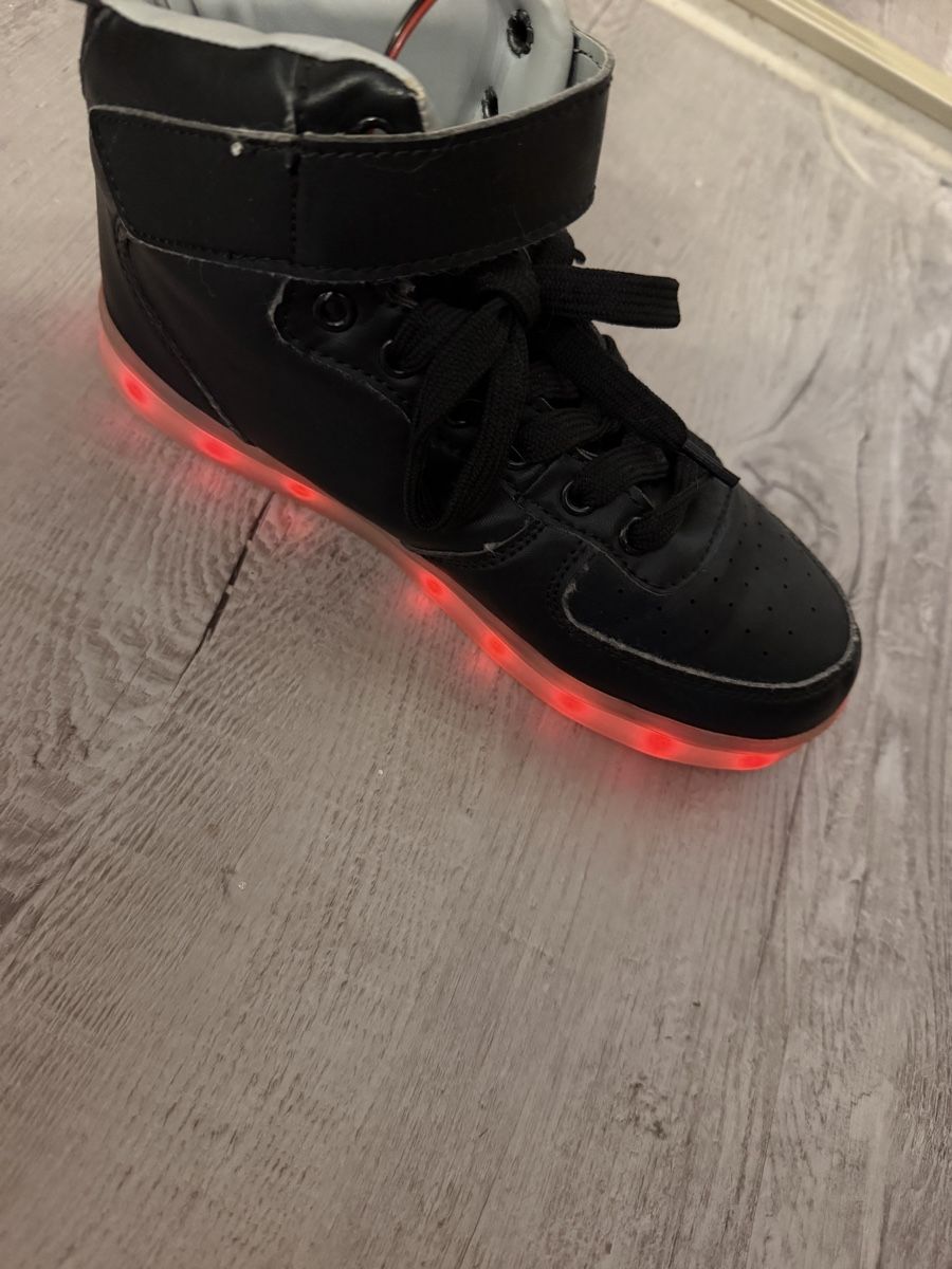 Chaussures garçon: Sneakers mit Licht grosse 34 – D'occasion à Regensdorf par iamabarbiegirl 3